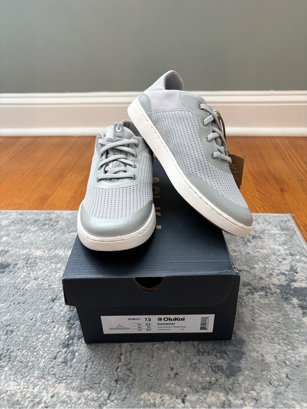NIB! OluKai Kahakai Women’s Sneakers in Cloud Grey, Size 7.5